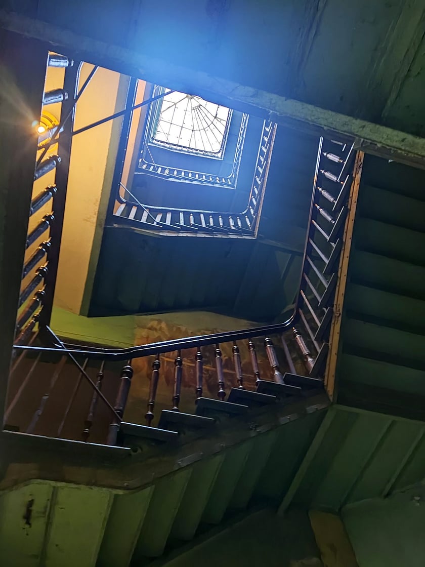 Wnętrze kamienicy przy Glinianej z malowidłami na ścianach