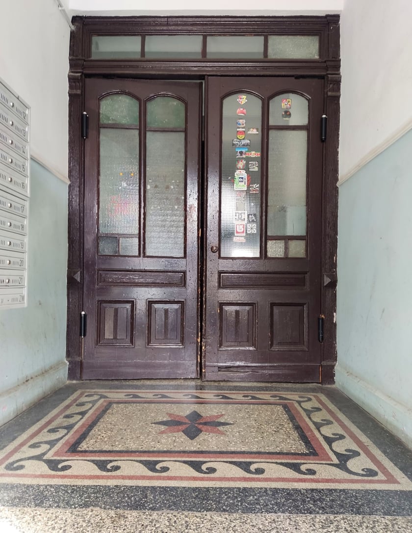 Wnętrze kamienicy przy Glinianej z malowidłami na ścianach