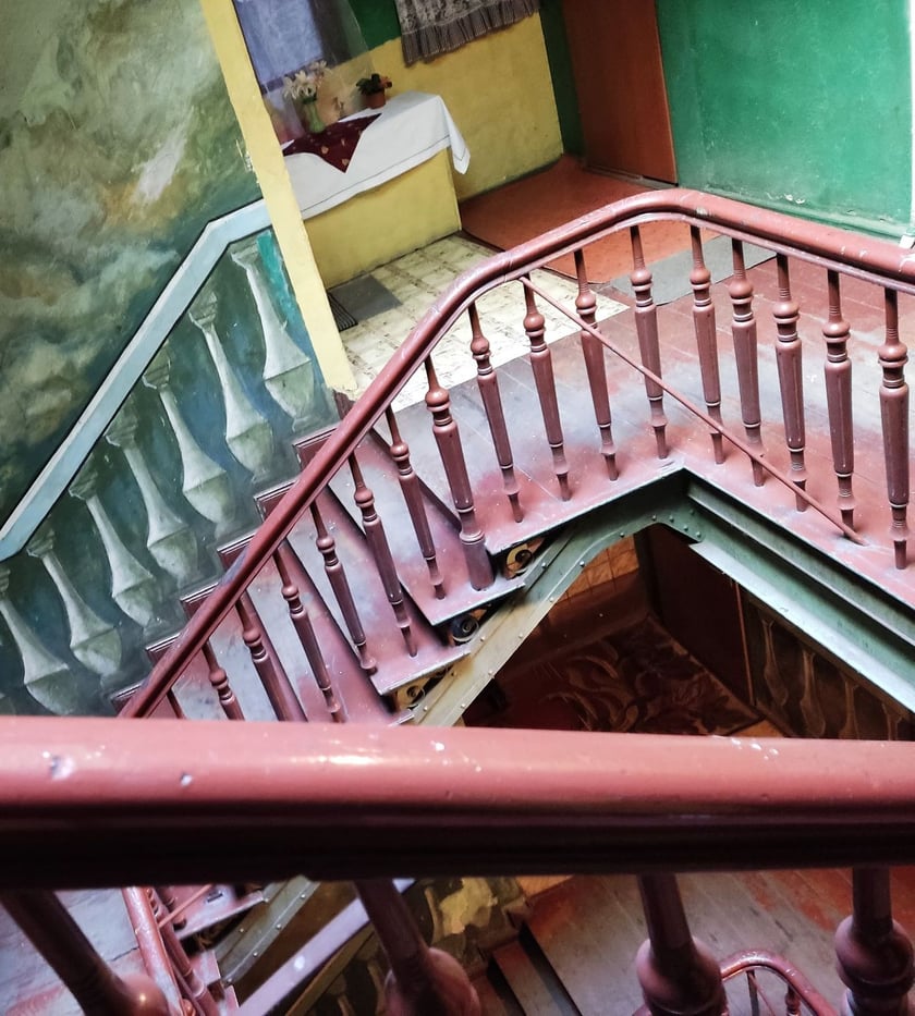 Wnętrze kamienicy przy Glinianej z malowidłami na ścianach