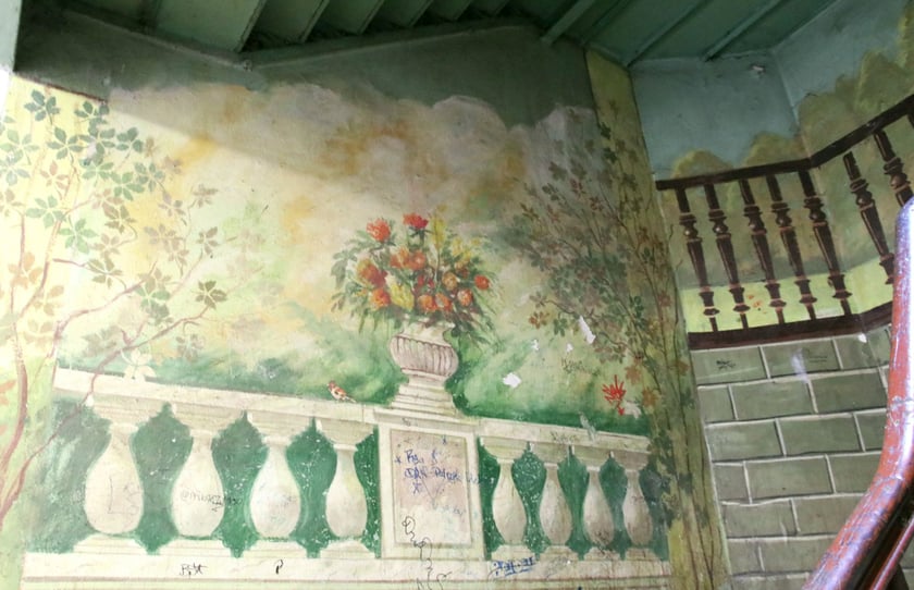 Wnętrze kamienicy przy Glinianej z malowidłami na ścianach