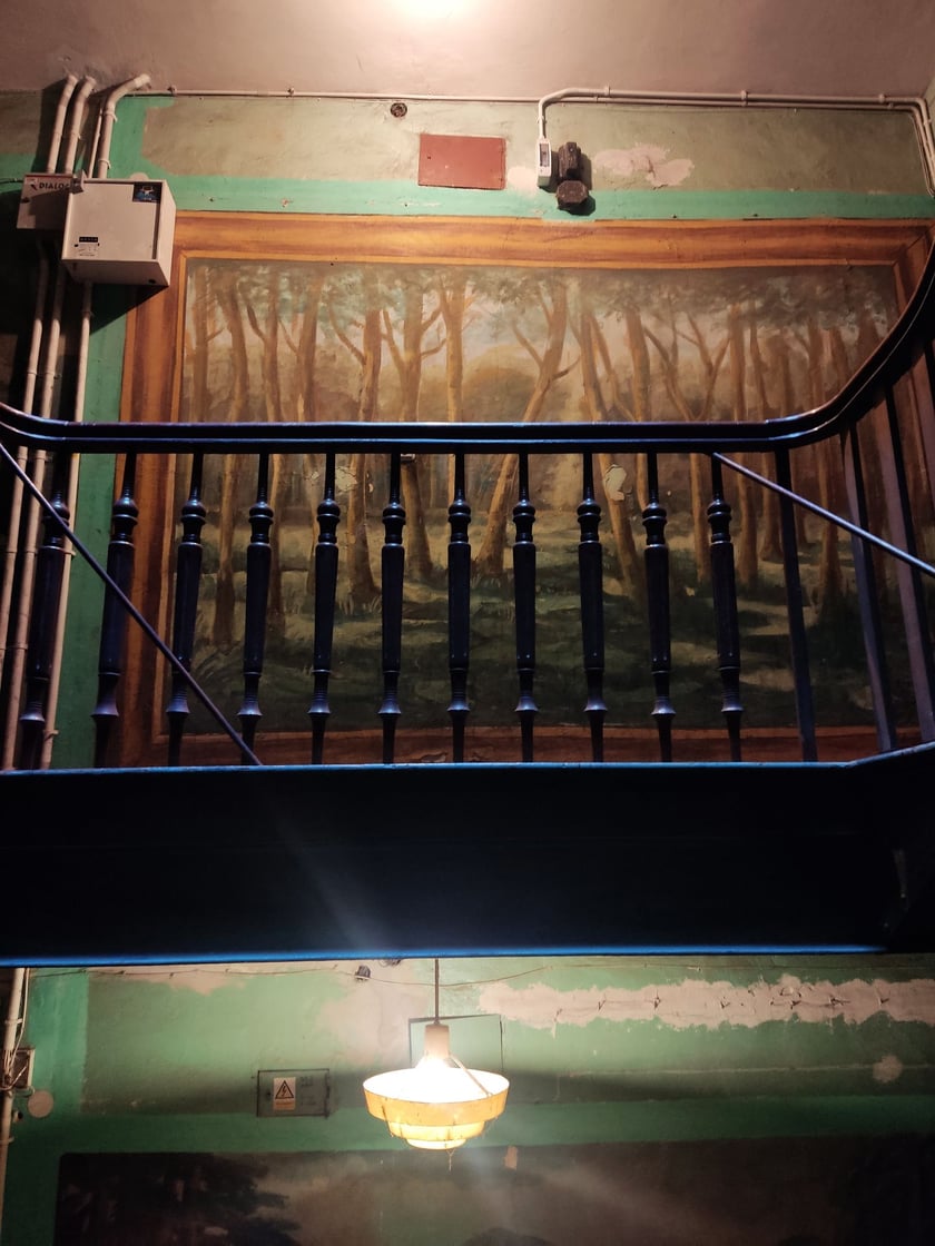 Wnętrze kamienicy przy Glinianej z malowidłami na ścianach