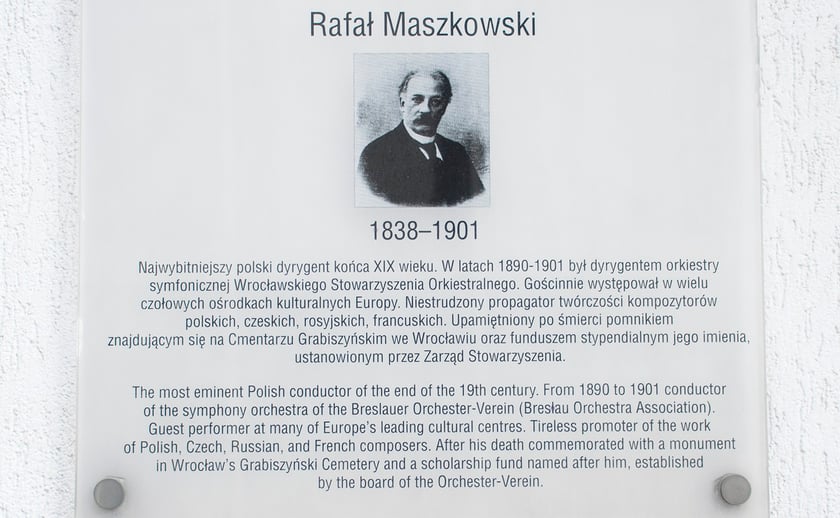 Tablica pamiątkowa Maszkowskiego na budynku dawnej filharmonii