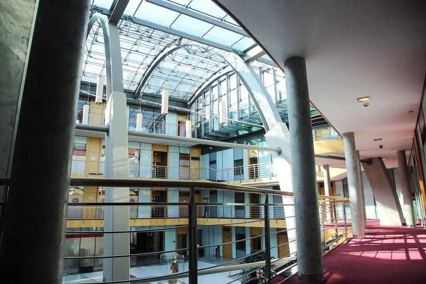 Wystawiony na sprzedaż Times - zabytkowy budynek dawnego szpitala, w kt&oacute;rym znajdują się obecnie przestrzenie biurowo-usługowe