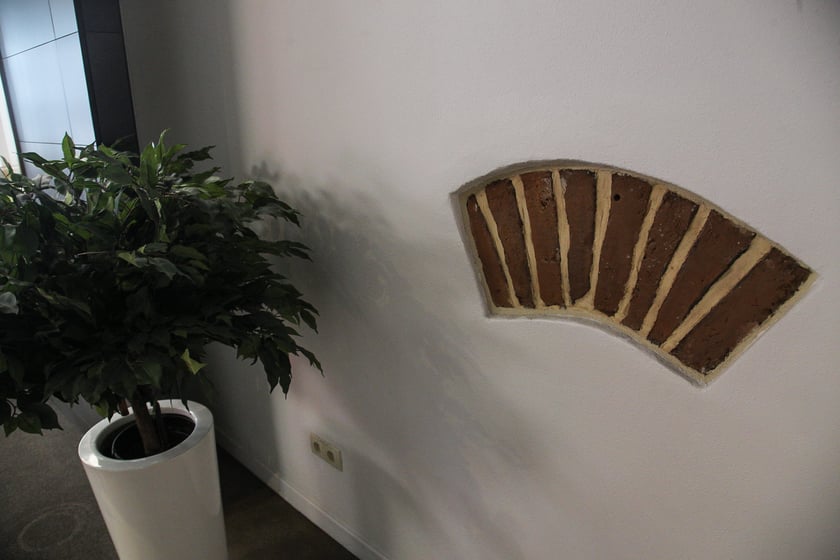 Wystawiony na sprzedaż Times - zabytkowy budynek dawnego szpitala, w kt&oacute;rym znajdują się obecnie przestrzenie biurowo-usługowe