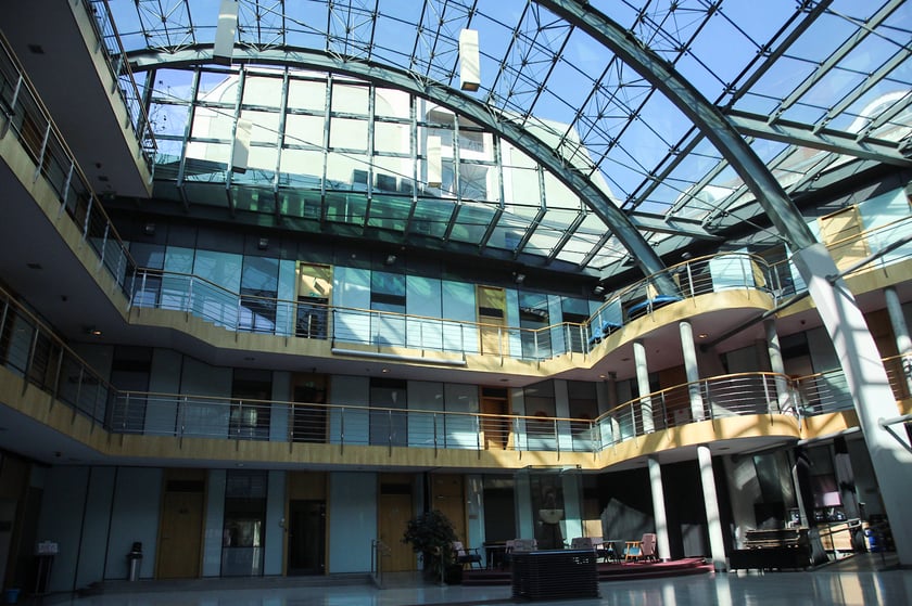 Wystawiony na sprzedaż Times - zabytkowy budynek dawnego szpitala, w kt&oacute;rym znajdują się obecnie przestrzenie biurowo-usługowe