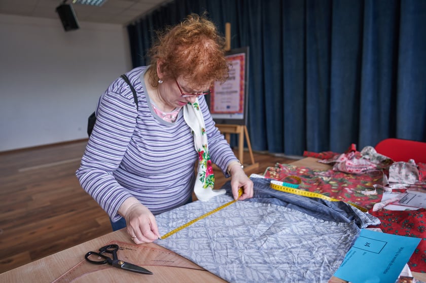 Uczestniczka warsztat&oacute;w z ekokrawiectwa w trakcie prac krawieckich&nbsp;