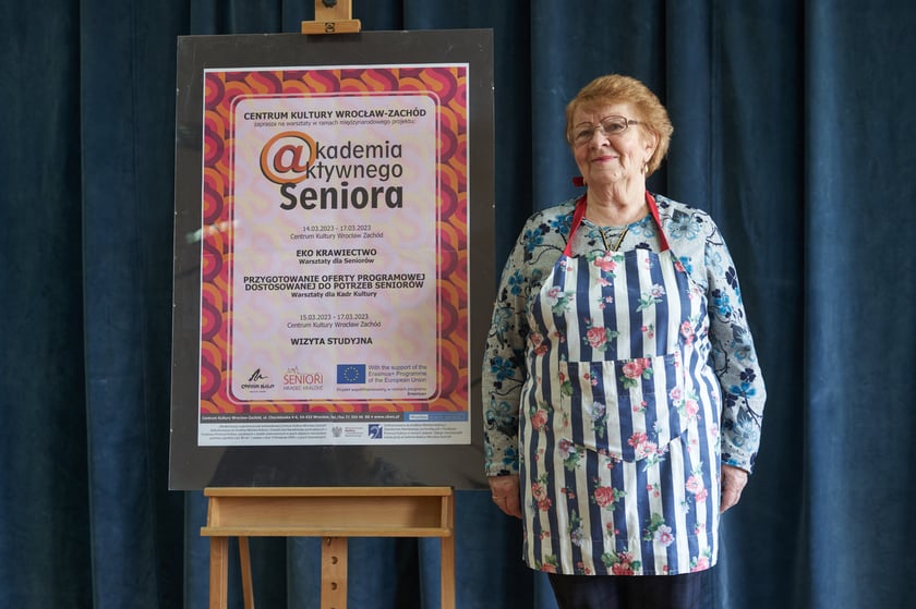 Uczestniczka warsztat&oacute;w z&nbsp;ekokrawiectwa prezentuje uszyty przez siebie fartuch