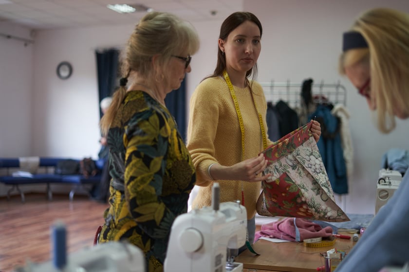 Uczestniczki warsztat&oacute;w z&nbsp;ekokrawiectwa podczas pracy