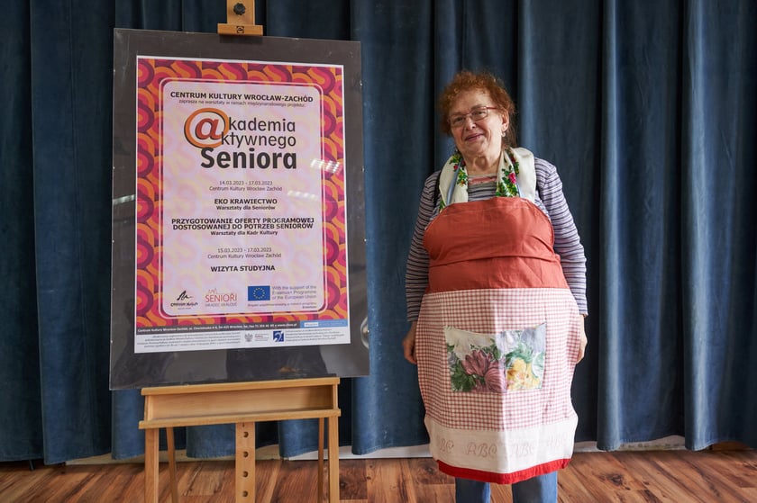 Uczestniczka warsztat&oacute;w z&nbsp;ekokrawiectwa prezentuje uszyty przez siebie fartuch