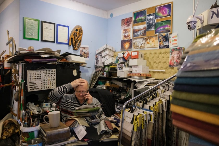 &bdquo;Pan Anatol za sterami swojego tapicerskiego okrętu mieszczącego się przy ul. Jagiellończyka&rdquo; - tak to niezwykłe miejsce, czyli zakład tapicerski opisuje Michał Medyński.