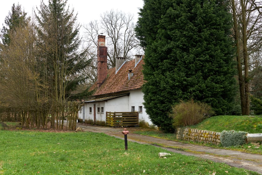 Gotycko-renesansowy zamek na wodzie był obronną siedzibą rycerską. Dziś można cieszyć się jego urodą oraz pięknym otoczeniem. Niezwykle urokliwe są również jego wnętrza.