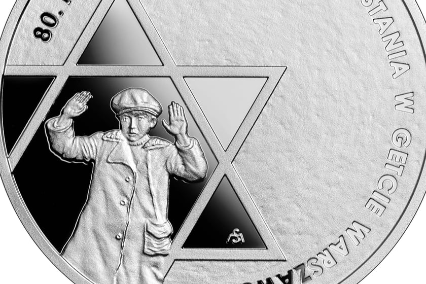 Na rewersie srebrnej monety widnieje sylwetka chłopca z&nbsp;podniesionymi rękami. Wizerunki postaci zostały zaprojektowane na podstawie zdjęć wykonanych przez Niemc&oacute;w w trakcie likwidacji getta