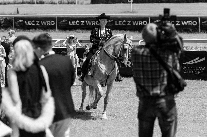 Zdjęcia Wiktora Rzeżuchowskiego, fotografa i  instruktora jazdy konnej