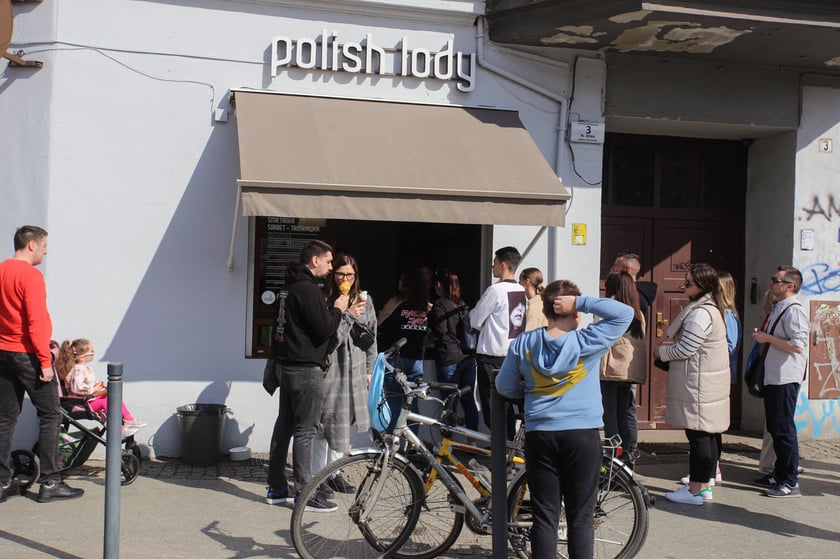 Kolejki po lody pod lodziarnią Polish Lody na pl. Bema