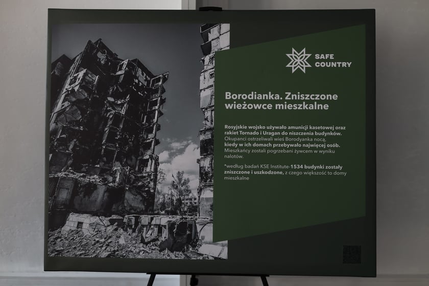 Tablica informuijąca o zniszczeniach wojennych