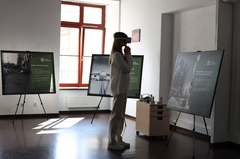 Na wystawie prezentowane są plansze informacyjne o zniszczonych miastach