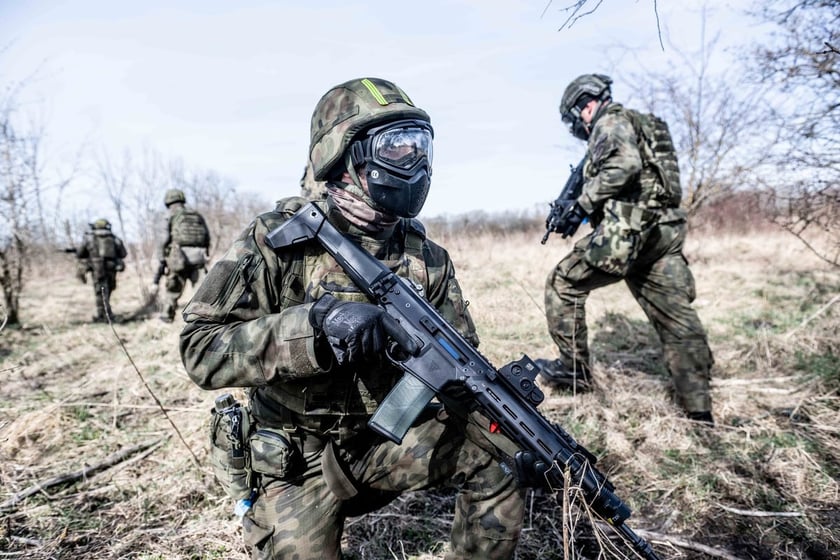 Kto musi się stawić na kwalifikację wojskową 2025 r.?
Obowiązkowi stawienia się do kwalifikacji wojskowej w 2025 roku podlegają mężczyźni, kt&oacute;rzy w danym roku kalendarzowym kończą 19 lat.
W tym roku będą to więc wszyscy mężczyźni urodzeni w 2006 roku.
Dotyczy to także mężczyzn urodzonych w latach 2001-2005, kt&oacute;rzy do tej pory nie wzięli udziału w kwalifikacji wojskowej i w związku z tym nie posiadają orzeczonej kategorii zdolności do czynnej służby wojskowej