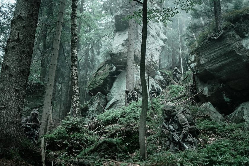 Przed powiatowe komisje lekarskie muszą się stawić także:


wszyscy, kt&oacute;rzy w latach 2023-2024 zostali uznani za czasowo niezdolnych do służby wojskowej - otrzymali kategorię B, a termin ich &bdquo;niezdolności&rdquo; kończy się przed upływem terminu tegorocznej kwalifikacji &ndash; kwalifikacja przedłuży ich niezdolność lub podniesie kategorię z powodu poprawy stanu zdrowia;


wszyscy, kt&oacute;rzy w latach 2023-2024 zostali uznani za czasowo niezdolnych do służby wojskowej, a termin ich &bdquo;niezdolności&rdquo; kończy się po upływie terminu tegorocznej kwalifikacji &ndash; jeśli wystąpili z takim wnioskiem (jednym słowem wszyscy ci, kt&oacute;rzy chcą odbyć służbę wojskową, a stan ich zdrowia na tyle się poprawił, że mogą się ubiegać o zmianę kategorii wojskowej);


kobiety urodzone w latach 1998-2006, kt&oacute;re w roku szkolnym lub akademickim 2024/20245 kończą studia wyższe lub naukę w szkołach policealnych na kierunkach przydatnych Siłom Zbrojnym RP, np. medycznych, weterynaryjnych, psychologicznych, ratownictwa medycznego;


wszyscy, kt&oacute;rzy zainteresowani są służbą wojskową w wieku 18-60 lat.

