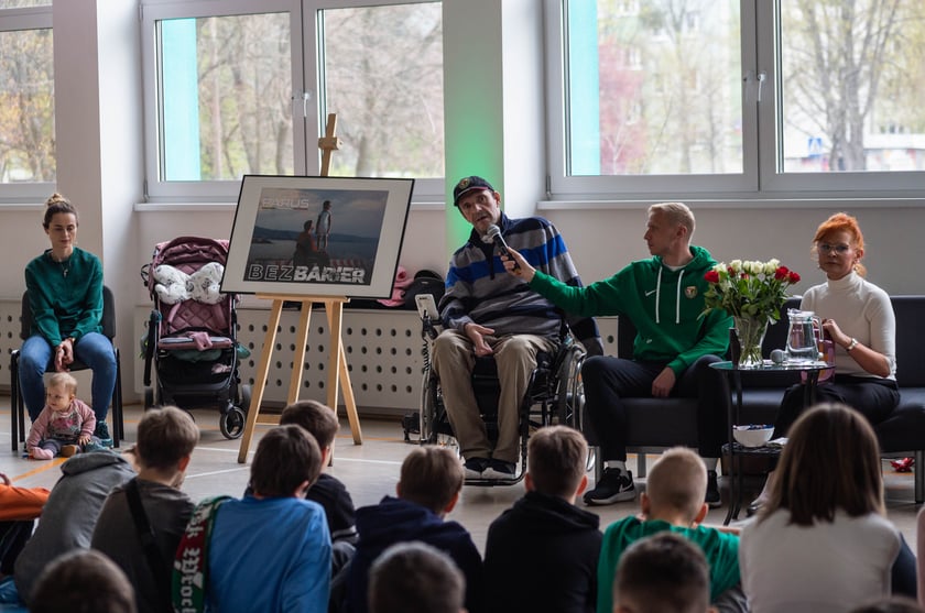 Paweł Parus i Marcin Pawelec na spotkaniu z uczniami w ramach sportowego projektu edukacyjnego w Zespole Szk&oacute;ł nr 20