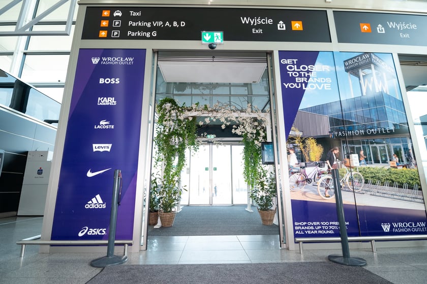 Kwietne kompozycje w terminalu Portu Lotniczego Wrocław
