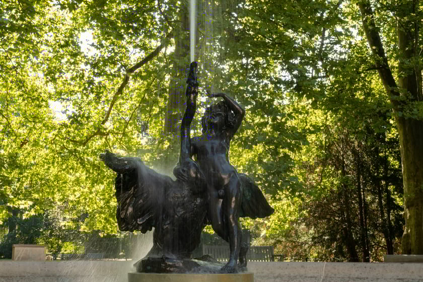 Chłopiec z łabędziem 
Spacerując po parku Staromiejskim, znajdziecie owalną fontannę z piaskowca, pośrodku kt&oacute;rej stoi Chłopiec z łabędziem. To kopia najsłynniejszej rzeźby g&oacute;rnośląskiego artysty Theodora Erdmanna Kalide. Rzeźba zdobyła tak dużą popularność, że pojawiła się w kilku środkowoeuropejskich miastach. M.in. w Gliwicach, Wrocławiu, Legnicy, Warszawie, Mińsku, Poczdamie czy w czeskim Sychrovie.
