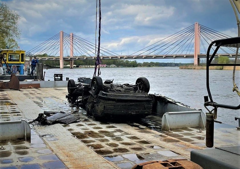 Wydobycie wraku samochodu przez policyjnych płetwonurków