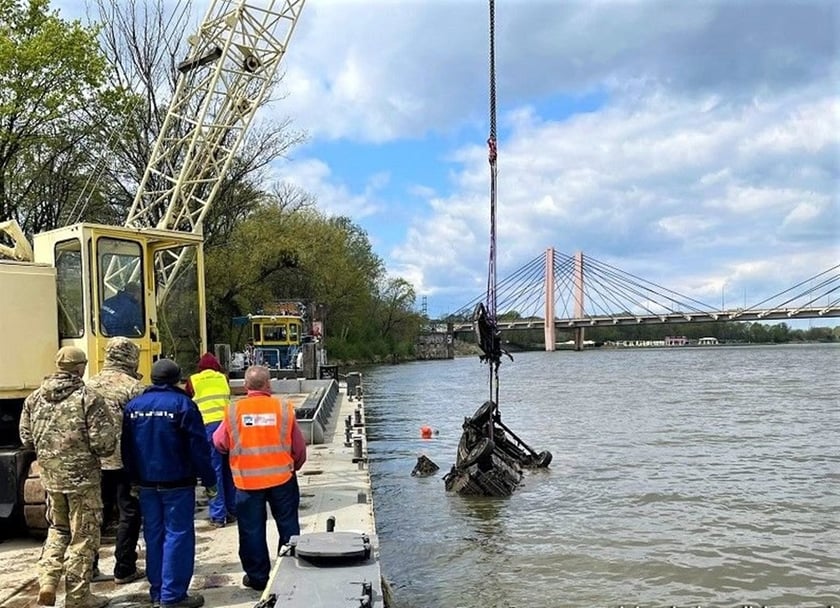 Wydobycie wraku samochodu przez policyjnych płetwonurków