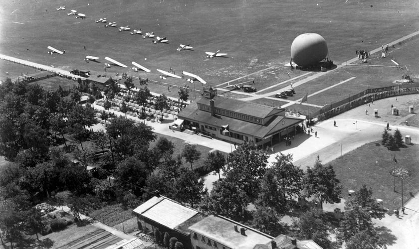 1933 r., drewniany budynek portu lotniczego na gądowskim lotnisku