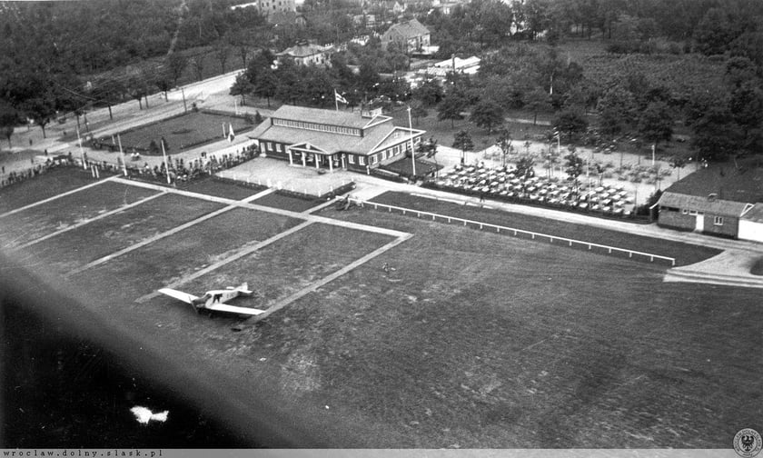 Lata 1935-1943, drewniany budynek portu lotniczego na gądowskim lotnisku,