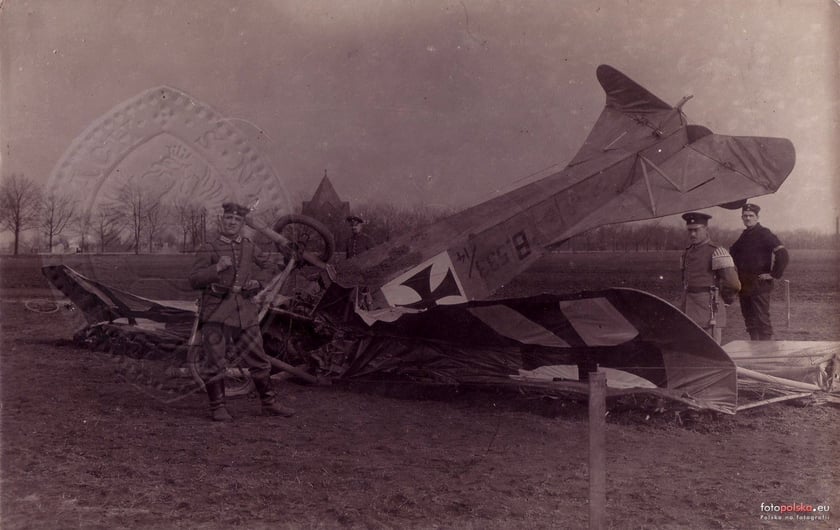 1916 r., kraksa na wrocławskim lotnisku na Gądowie Małym. W tle kaplica cmentarna na cmentarzu żydowskim.