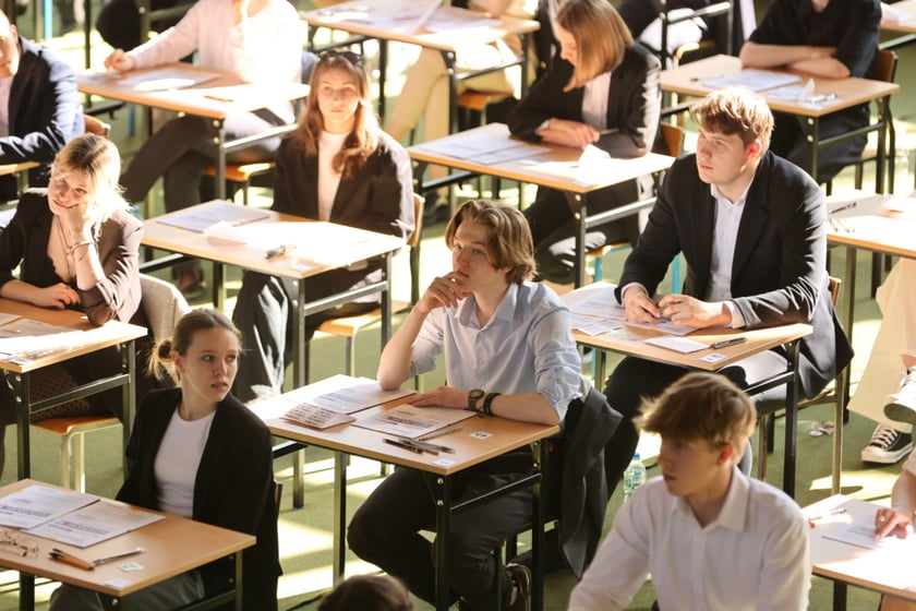 Uczniowie Liceum Ogólnokształcące nr VII we Wrocławiu przed maturą z j. polskiego