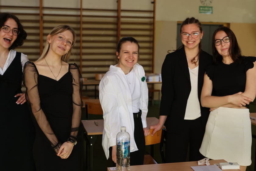 Uczniowie Liceum Ogólnokształcące nr VII we Wrocławiu przed maturą z j. polskiego