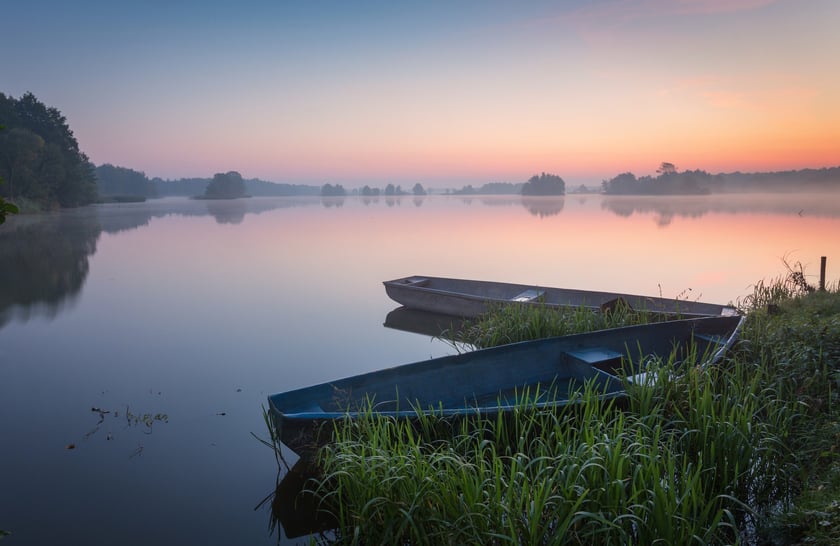 &bdquo;Największy rezerwat chroniący ptaki w Polsce &ndash; w okresie migracji przebywa tu ponad 60 tysięcy osobnik&oacute;w. Miejsce to słynie także z hodowli karpia milickiego, kt&oacute;ry znajduje się na liście tradycyjnych produkt&oacute;w regionalnych. Zapaleni wędkarze mogą skorzystać z pobliskich łowisk. Stawy Milickie wchodzą w skład międzynarodowej sieci jezior i zbiornik&oacute;w o wyjątkowych walorach przyrodniczych, tzw. Living Lakes (żyjące jeziora).&rdquo;
Zacytowano fragmenty opisu z "Atlasu Turystycznego. Dolny Śląsk&rdquo; &ndash; Wydawnictwo SBM &ndash; Warszawa 2021 &ndash; tekst: Monika Bronowicka.
Około 60 kilometr&oacute;w z Wrocławia.