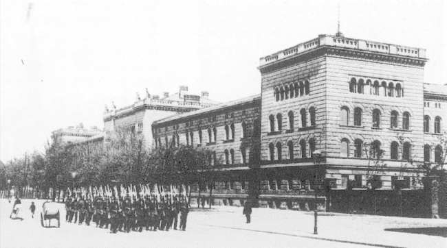 Lata 1910-1920&nbsp;, Widoczne na zdjęciu koszary znajdowały się przy ul. Długiej - mniej-więcej tam, gdzie obecnie znajduje się kaufland (wcześniej Tesco i Hit)
&nbsp;
&nbsp;