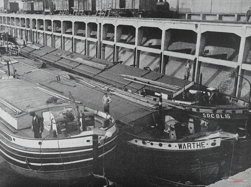 Znany dzisiaj z ogromnego osiedla mieszkaniowego Port Popowice nazwę wziął od istniejącego w tym miejscu portu rzecznego.&nbsp;