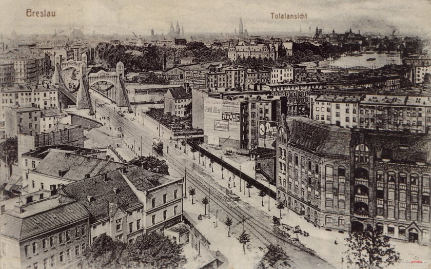Lata 1910-1925, Plac Grunwaldzki - w tle most Grunwaldzki. Większość z tych budynk&oacute;w nie istnieje. Podczas II wojny światowej wyburzono je by na powstałym pustym placu wystartować m&oacute;gł samolot z uciekającym zbrodniarzem wojennym, Karlem Hanke.