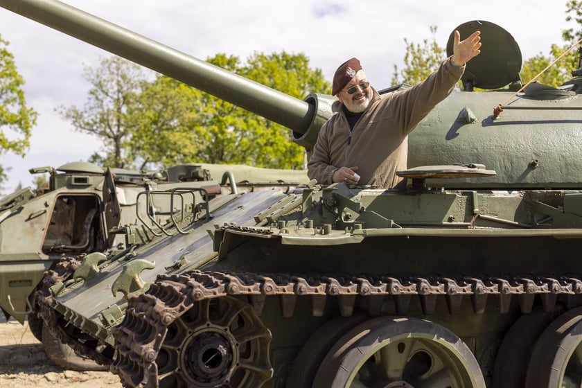 Maciej P. Puchała, miłośnik militariów i przewodnik w Forcie Wrocław nr 9 przy ul. Pełczyńskiej