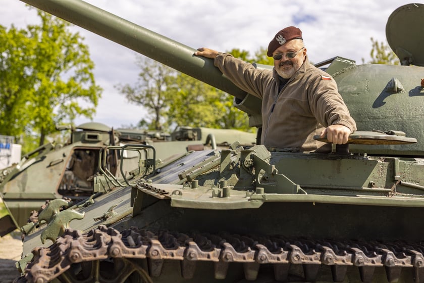 Maciej P. Puchała, miłośnik militariów i przewodnik w Forcie Wrocław nr 9 przy ul. Pełczyńskiej