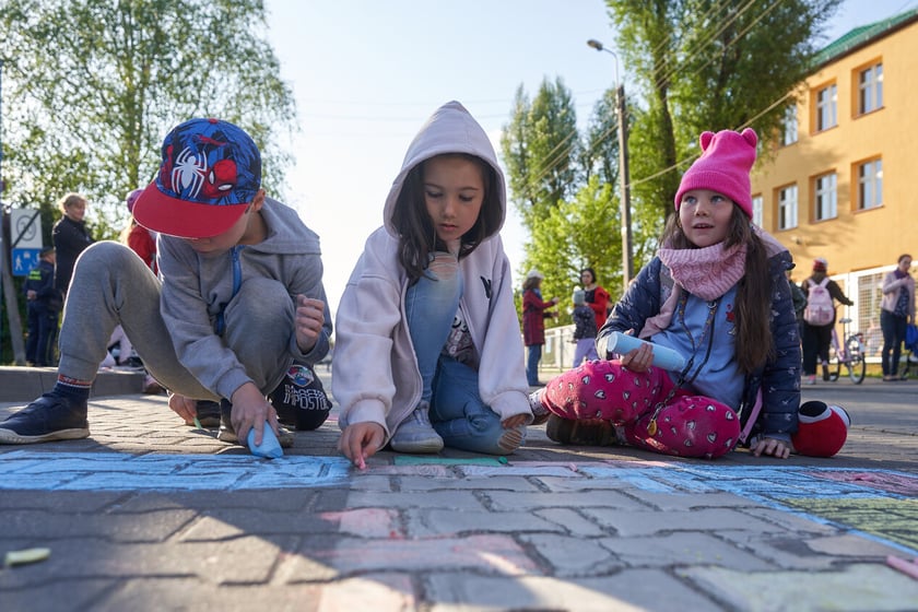 Akcji Street for Kids&nbsp;przed Szkołą Podstawową 34 przy ul. Gałczyńskiego. Dzieci malowały jezdnię, jeździły na rowerach, skakały na skakance i przez hula-hoop&nbsp;