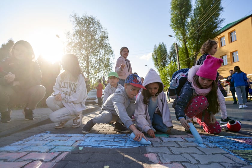 Akcji Street for Kids&nbsp;przed Szkołą Podstawową 34 przy ul. Gałczyńskiego. Dzieci malowały jezdnię, jeździły na rowerach, skakały na skakance i przez hula-hoop&nbsp;