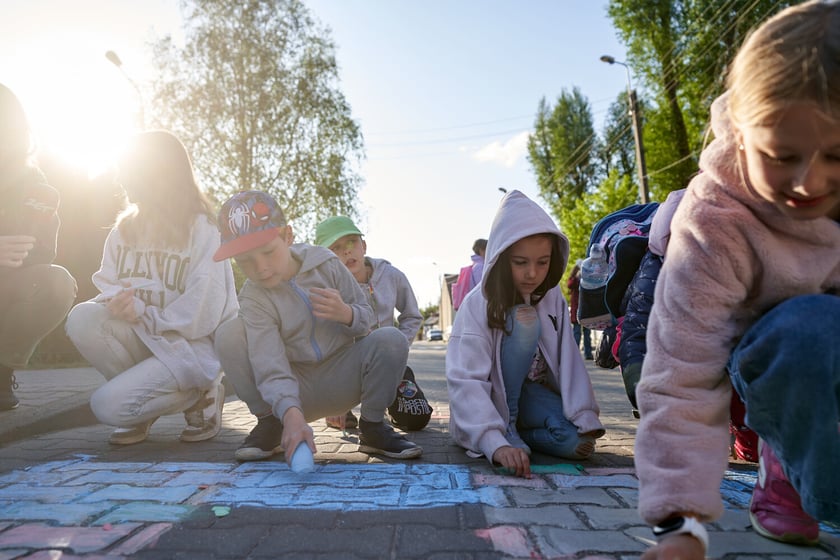 Akcji Street for Kids&nbsp;przed Szkołą Podstawową 34 przy ul. Gałczyńskiego. Dzieci malowały jezdnię, jeździły na rowerach, skakały na skakance i przez hula-hoop&nbsp;
