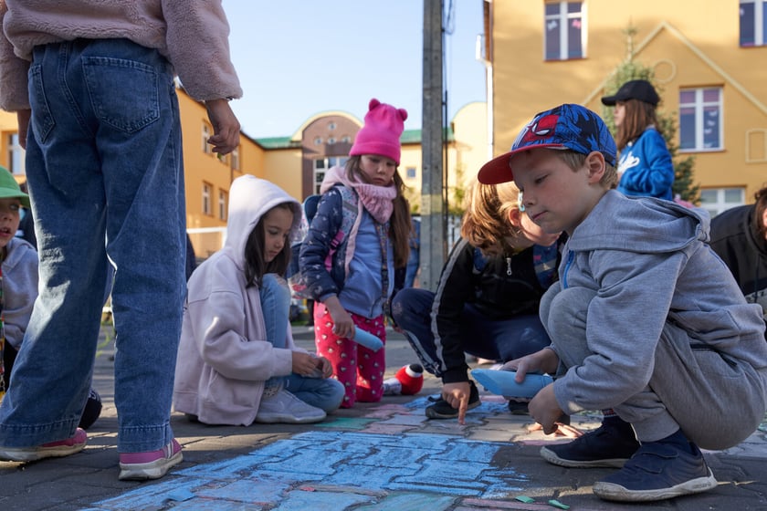 Akcji Street for Kids&nbsp;przed Szkołą Podstawową 34 przy ul. Gałczyńskiego. Dzieci malowały jezdnię, jeździły na rowerach, skakały na skakance i przez hula-hoop&nbsp;