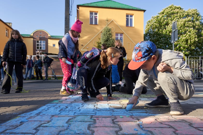 Akcji Street for Kids&nbsp;przed Szkołą Podstawową 34 przy ul. Gałczyńskiego. Dzieci malowały jezdnię, jeździły na rowerach, skakały na skakance i przez hula-hoop&nbsp;