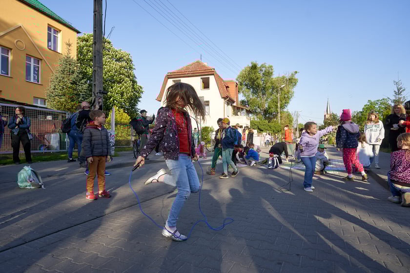 Akcji Street for Kids&nbsp;przed Szkołą Podstawową 34 przy ul. Gałczyńskiego. Dzieci malowały jezdnię, jeździły na rowerach, skakały na skakance i przez hula-hoop&nbsp;