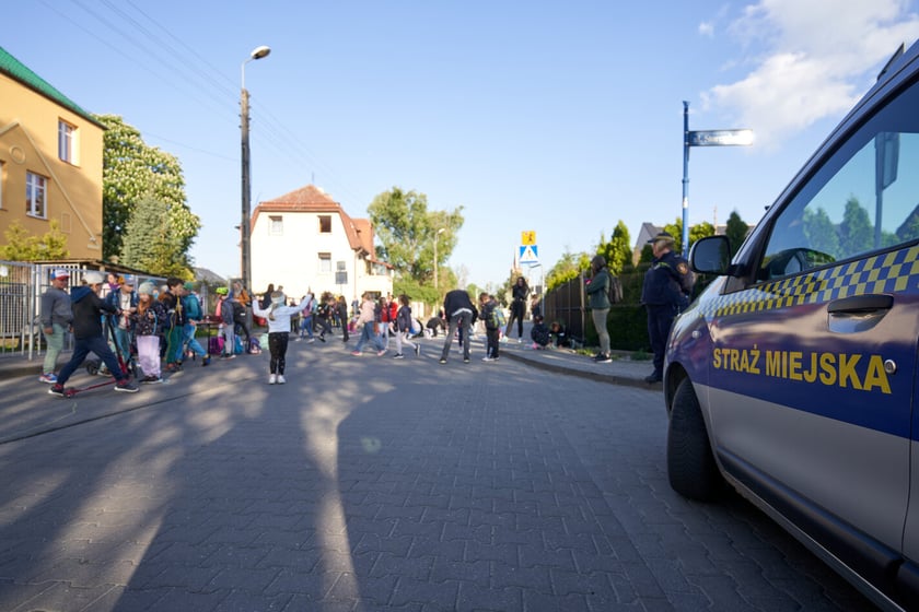 Akcji Street for Kids&nbsp;przed Szkołą Podstawową 34 przy ul. Gałczyńskiego. Dzieci malowały jezdnię, jeździły na rowerach, skakały na skakance i przez hula-hoop&nbsp;