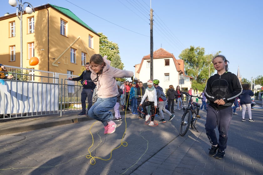 Akcji Street for Kids&nbsp;przed Szkołą Podstawową 34 przy ul. Gałczyńskiego. Dzieci malowały jezdnię, jeździły na rowerach, skakały na skakance i przez hula-hoop&nbsp;