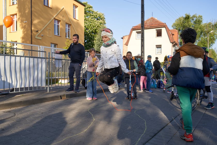 Akcji Street for Kids&nbsp;przed Szkołą Podstawową 34 przy ul. Gałczyńskiego. Dzieci malowały jezdnię, jeździły na rowerach, skakały na skakance i przez hula-hoop&nbsp;