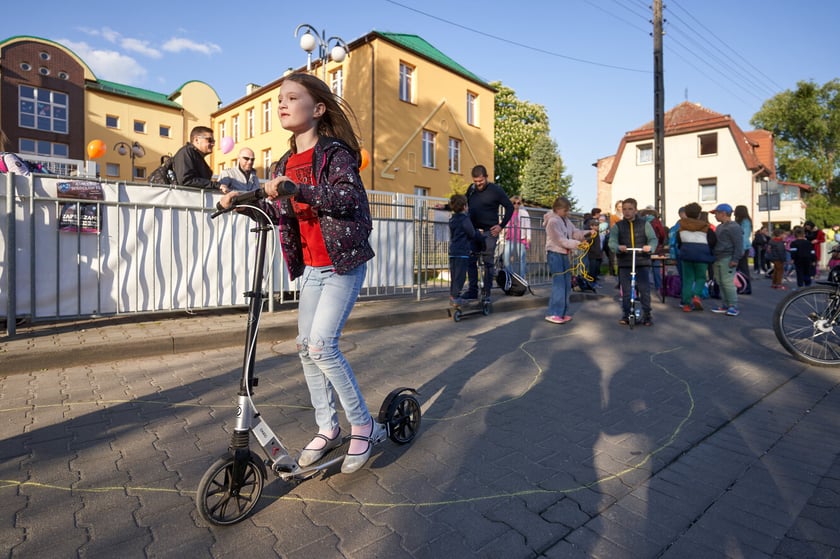 Akcji Street for Kids&nbsp;przed Szkołą Podstawową 34 przy ul. Gałczyńskiego. Dzieci malowały jezdnię, jeździły na rowerach, skakały na skakance i przez hula-hoop&nbsp;
