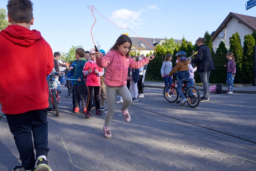 Akcji Street for Kids&nbsp;przed Szkołą Podstawową 34 przy ul. Gałczyńskiego. Dzieci malowały jezdnię, jeździły na rowerach, skakały na skakance i przez hula-hoop&nbsp;