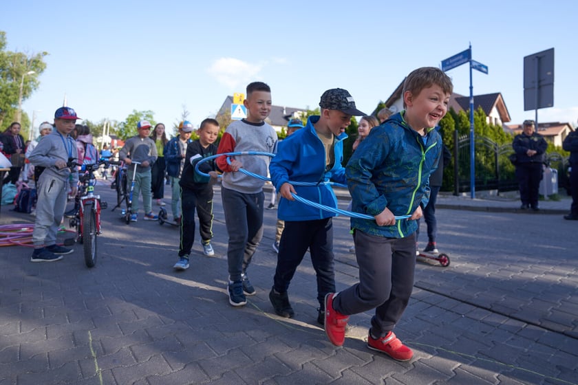 Akcji Street for Kids&nbsp;przed Szkołą Podstawową 34 przy ul. Gałczyńskiego. Dzieci malowały jezdnię, jeździły na rowerach, skakały na skakance i przez hula-hoop&nbsp;